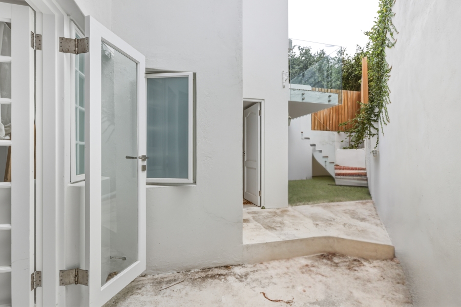 2 Bedroom Property for Sale in Vredehoek Western Cape